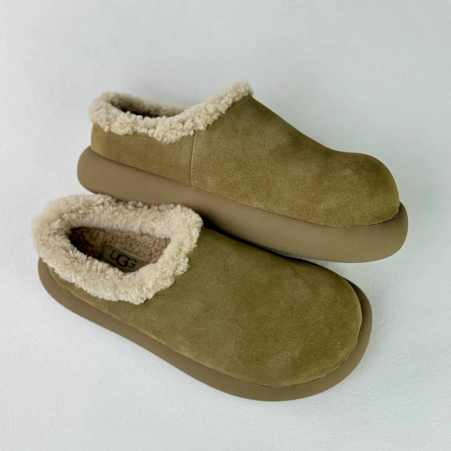 Wanding‼ ️Thick-soled Little Potato 💰480 Xiaohongshu’s popular UGG Little Potato UGG Muller Slippers #All shoes are made of ZP same factory Longfeng A-grade Australian imported sheepskin brand OEM production line fully follows the ZP process flow OEM original pattern maker Adheres to the principle of no original shoes and no development selection Pay attention to every detail The most authentic version on the market Size: 35 36 37 38 39 40